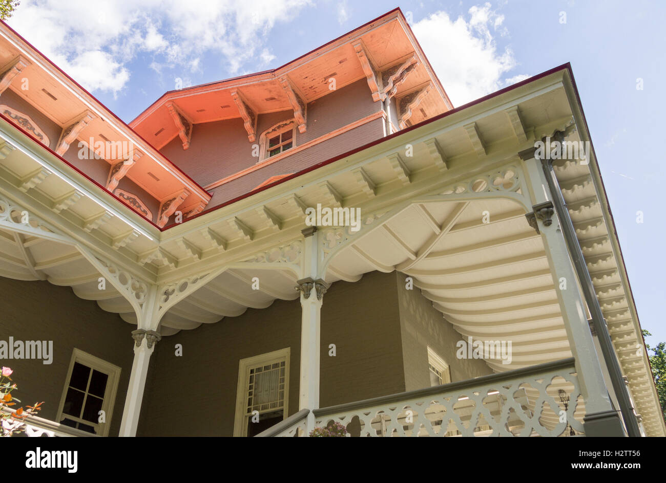 Véranda de l'Asa Packer Mansion. Les boiseries détaillées de l'eves et véranda toit de cette vénérable maison à Mauch Chunk Banque D'Images