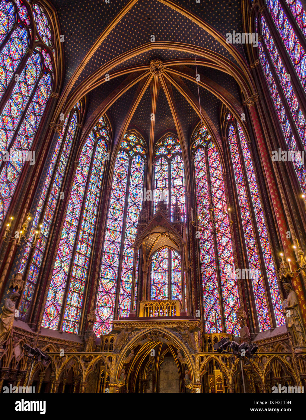 Avant de sainte chapelle avec autel. La flambée des fenêtres de vitraux entourent l'autel de ce bâtiment restauré 13 chapelle du xve siècle. Banque D'Images