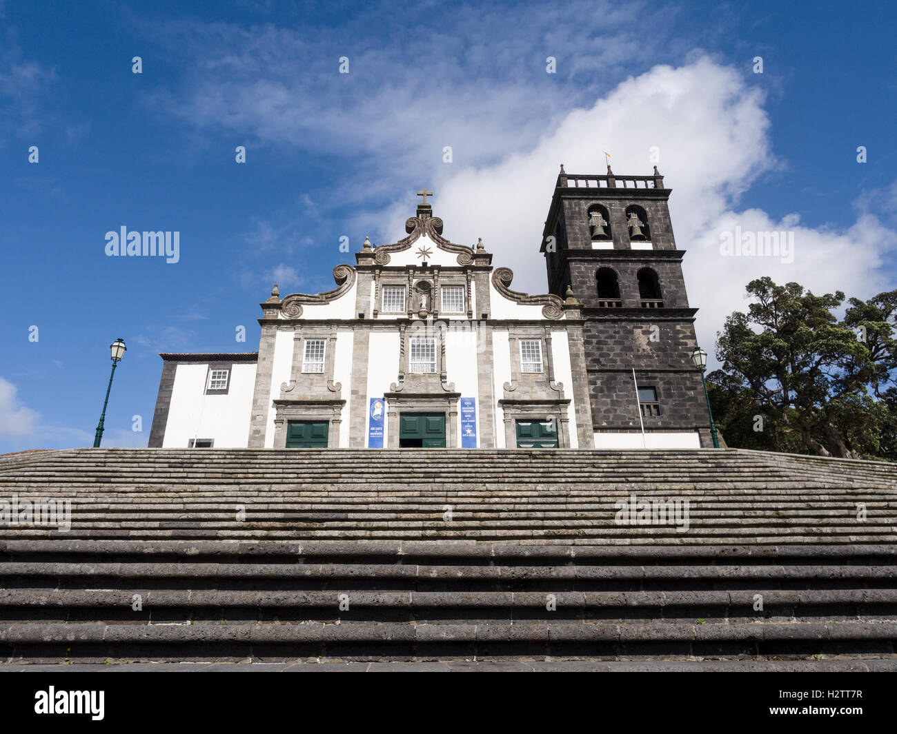 Église Nossa Senhora da Estrela. L'escalier à partir de l'échelle de la place de la ville à l'église en pierre construites solidement Banque D'Images