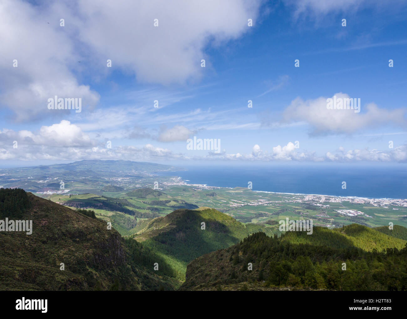 Sao Miguel Côte-Nord à l'Ouest. Haut de plus de Lagoa do Fogo la vue est à couper le souffle au nord et à l'ouest Banque D'Images