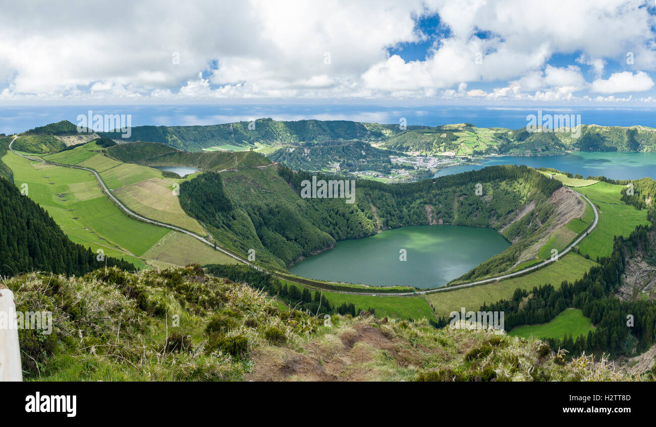 Route à travers la vallée et cratère volcan pays. Sao Miguel's FR9-1une route de cercles autour de Lagoa Santiago et puis le bas de la vallée Banque D'Images