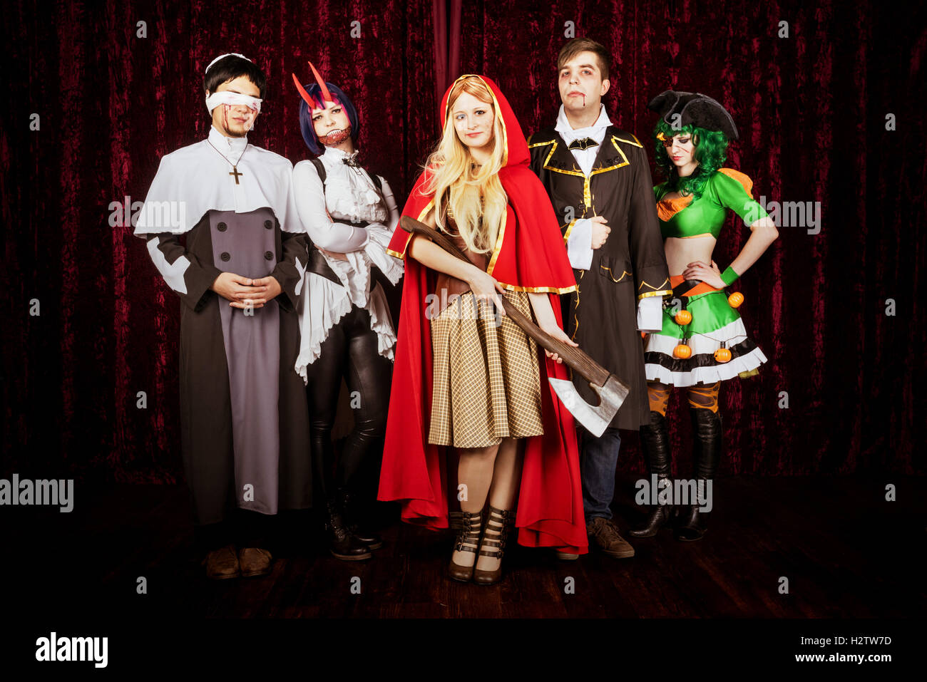 Groupe d\u0027amis dans Halloween costumes