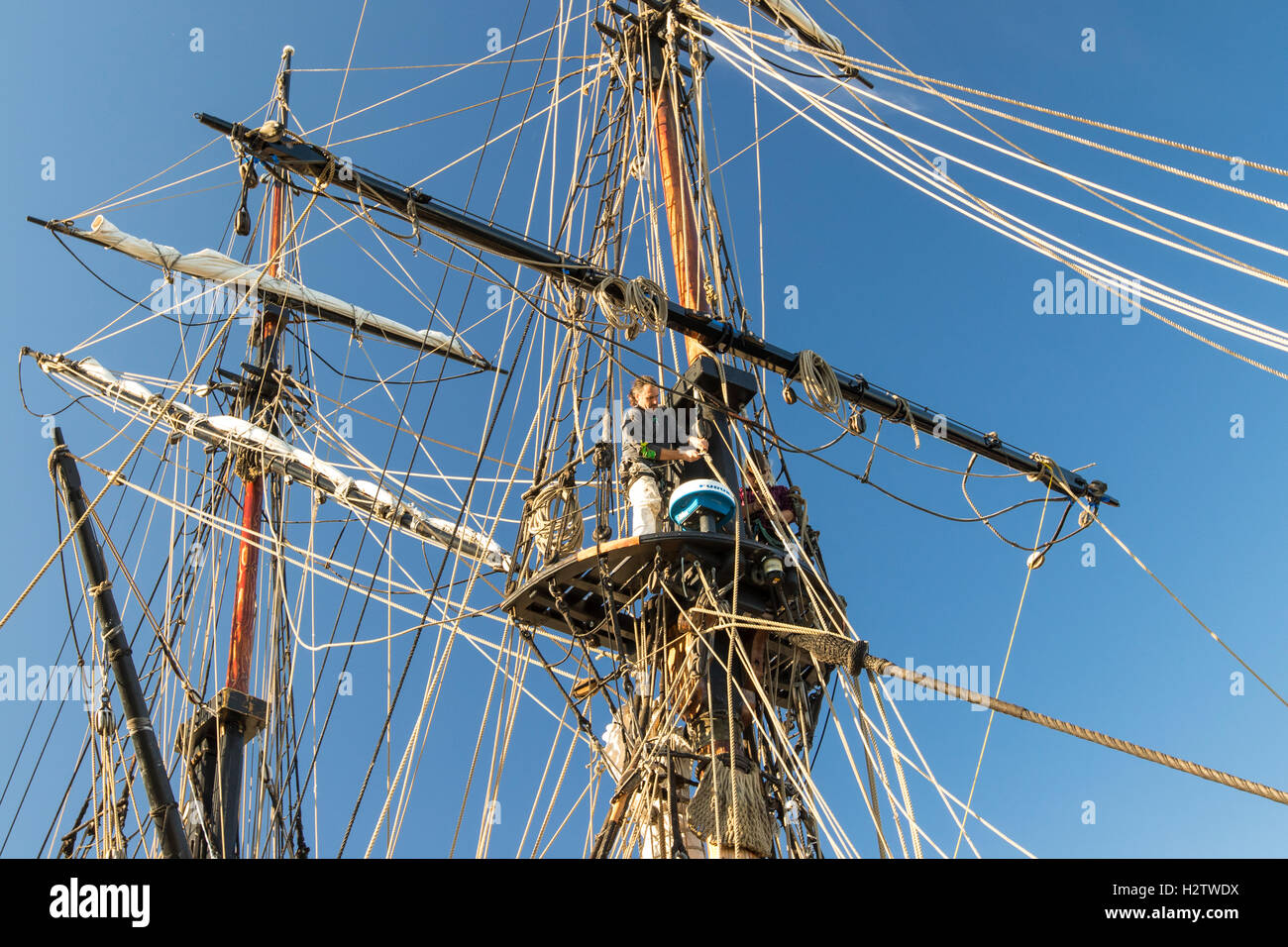 Voilier Port Townsend mât et gréement du bateau en bois Lady Washington. Banque D'Images Voilier Port Townsend mât et gréement du bateau en bois Lady Washington. Banque D'Images