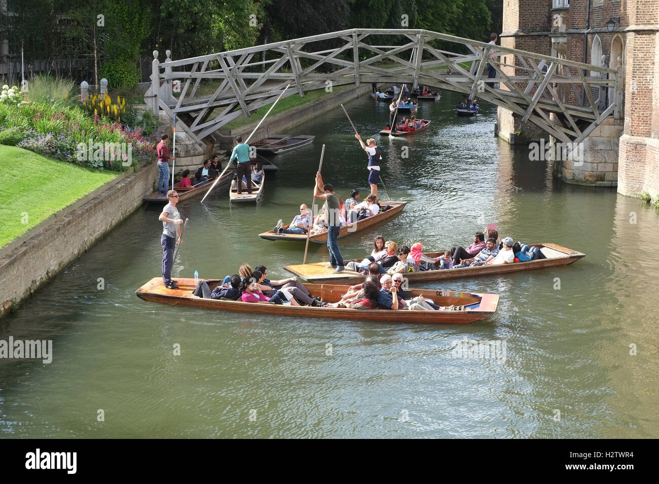 6 juillet 2016, les étudiants, les visiteurs et touristes de plates sur la rivière Cam à Cambridge près du pont mathématique. Banque D'Images