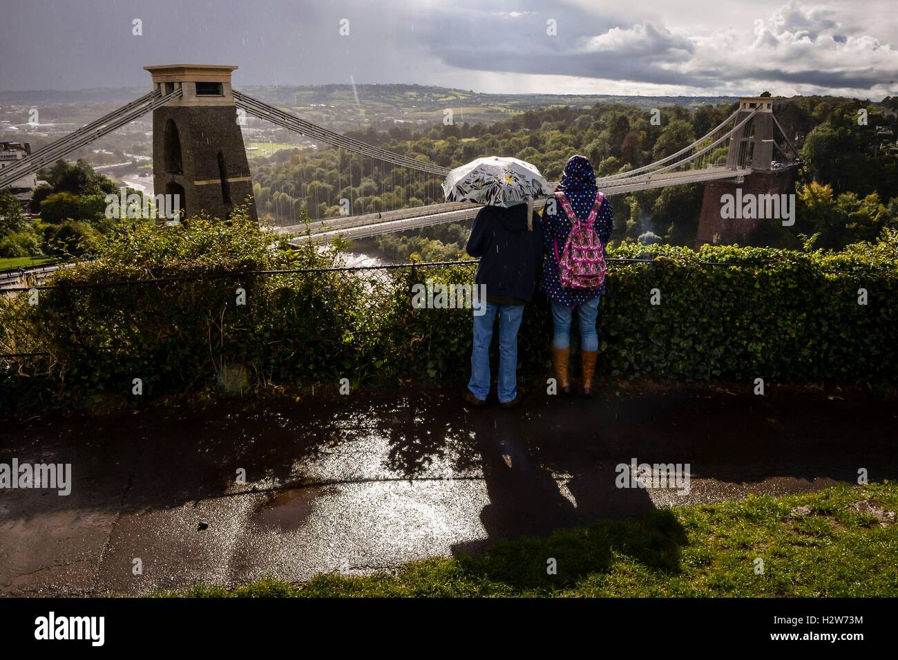 Les gens donnent sur le pont suspendu de Clifton près de Bristol dans Heavy Rain. Banque D'Images