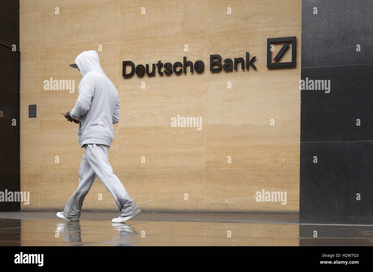 Le siège de la Deutsche Bank sur Grand Winchester St, Londres. Les actions du prêteur allemand était tombé à 9,98 euro à un moment donné, leur plus bas niveau depuis les années 1980, mais ont été récupérées et 7,5 % commerciaux jusqu'à 11,70 euros en échange de l'après-midi. Banque D'Images