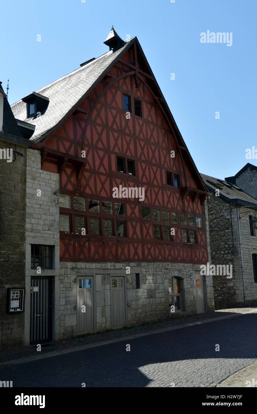 La façade blanche avec des portes et fenêtres en bois d'arbres verts. Banque D'Images