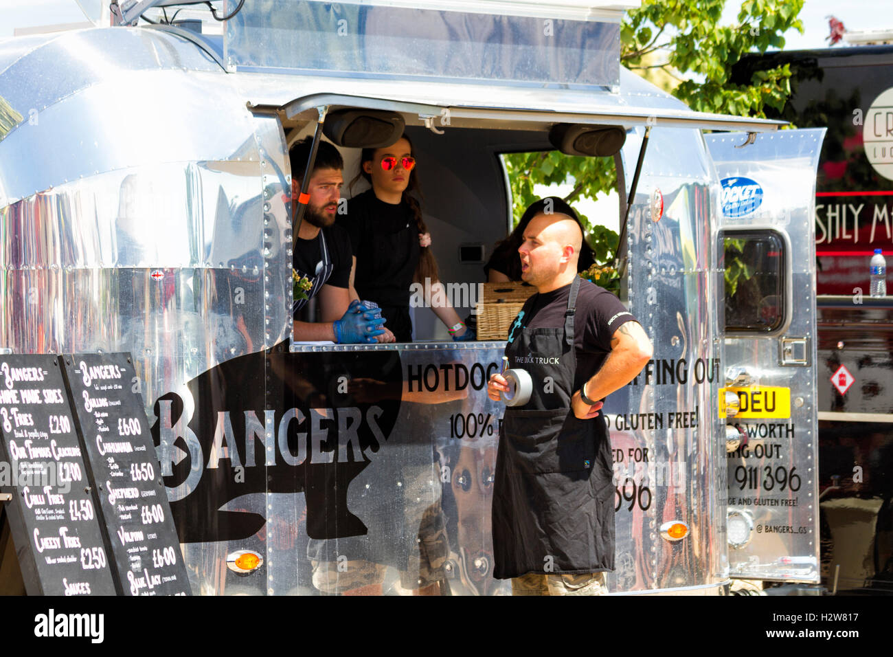 Hot dog de décrochage à emporter, fête de la musique, Jimmy's Farm, Ipswich, Royaume-Uni Banque D'Images