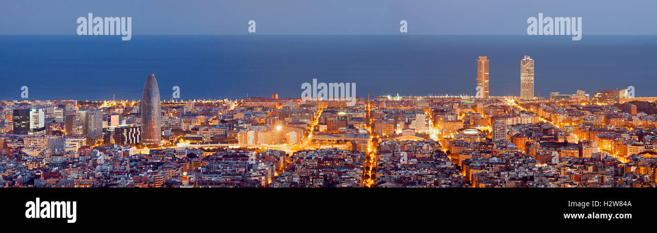 Barcelona skyline panorama à l'Heure Bleue Banque D'Images