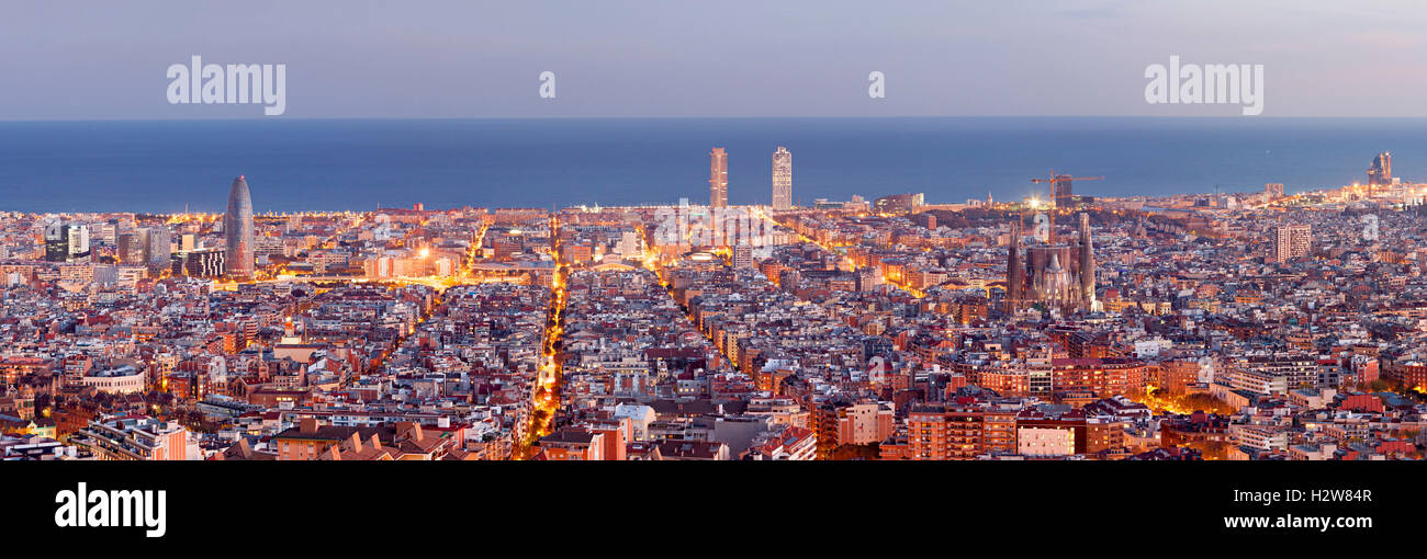 Barcelona skyline panorama à l'Heure Bleue Banque D'Images