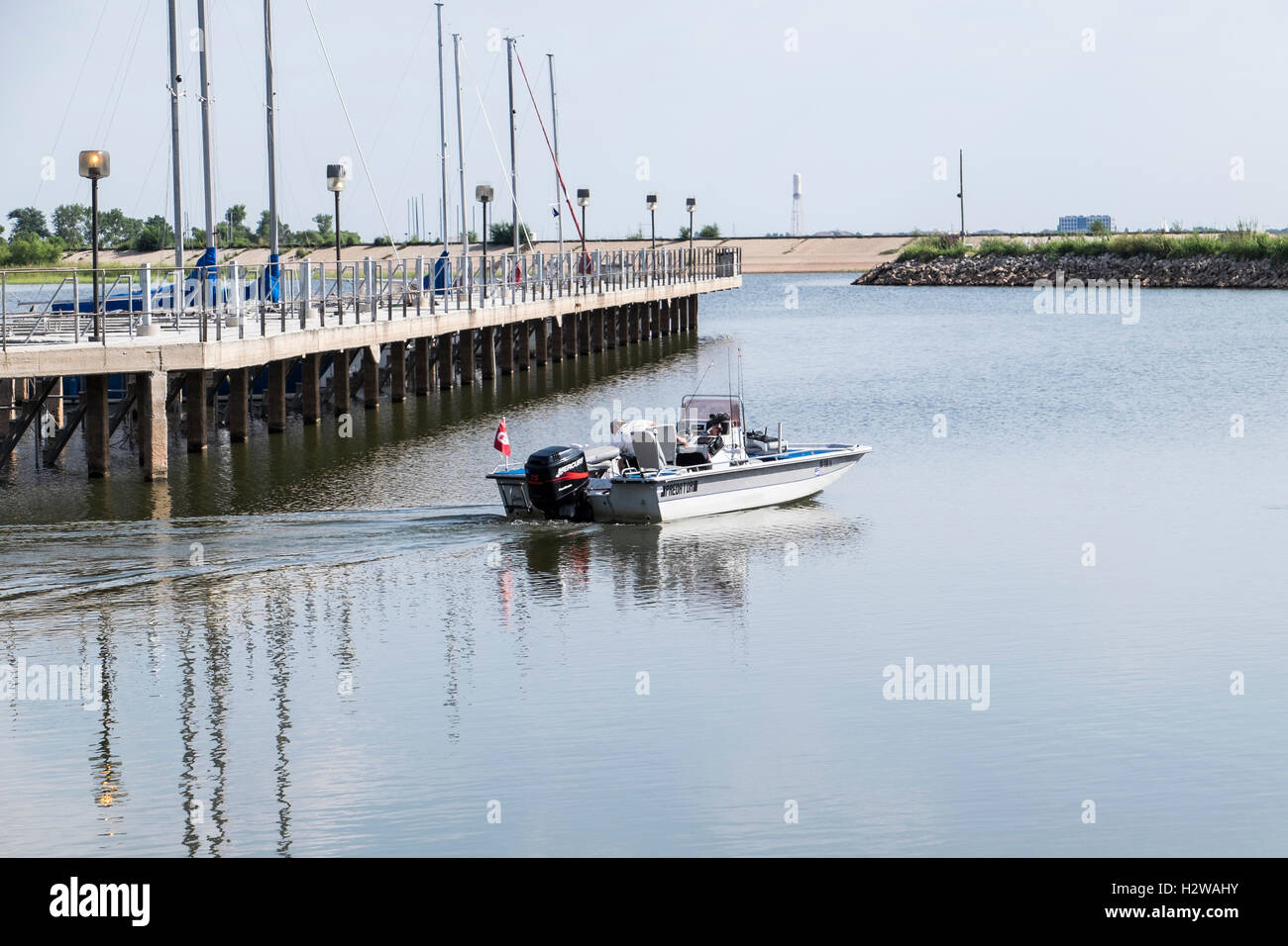 Un homme conduit sa voile d'une marina pour une journée de pêche dans le lac Hefner, Oklahoma City, Oklahoma, USA. Banque D'Images