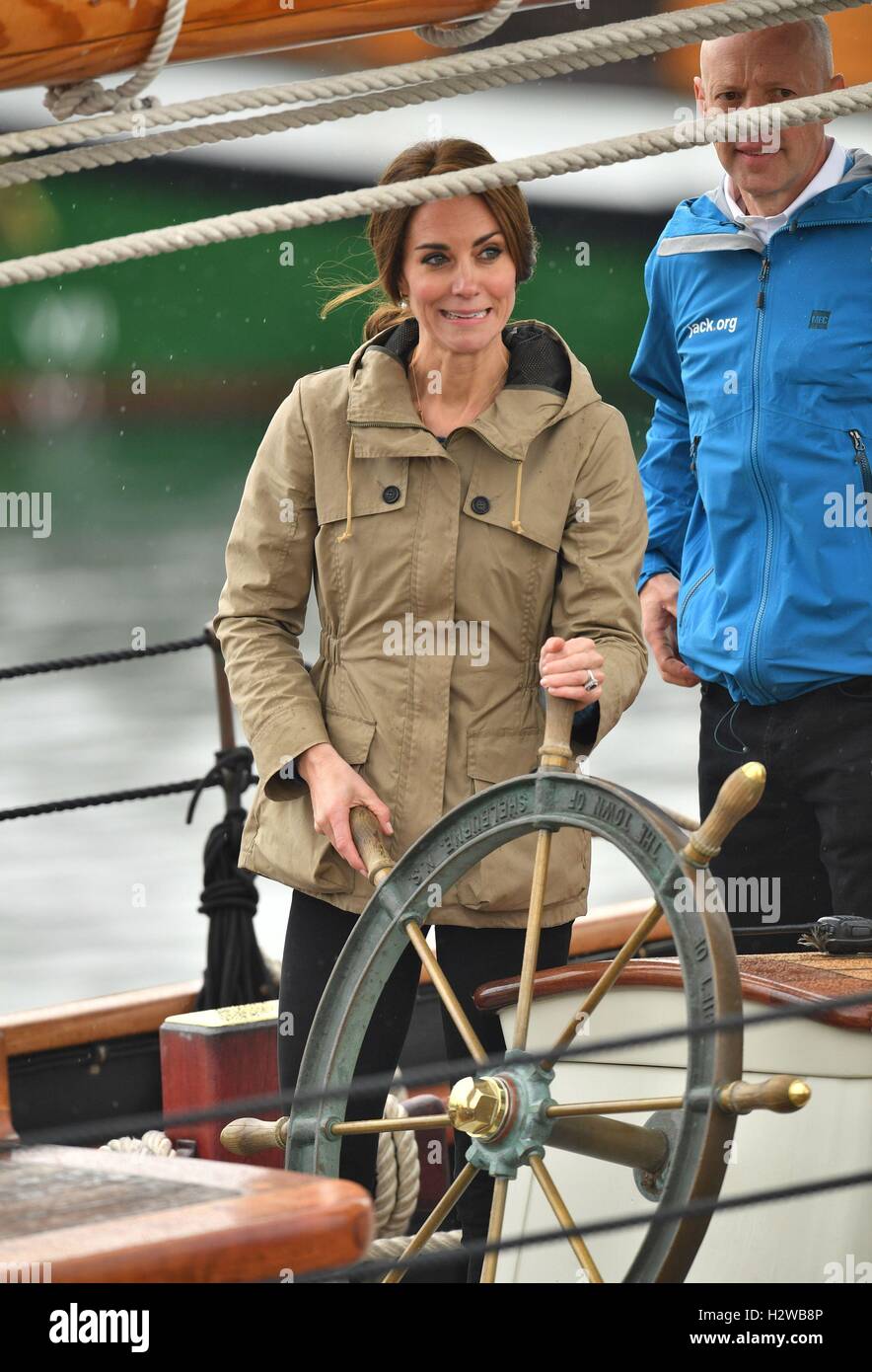 La duchesse de Cambridge, dirige la Tall Ship, Pacific Grace, avec les membres de la voile et de la vie de la société de formation, à l'arrière-port de Victoria à Victoria au cours de la tournée royale du Canada. Banque D'Images