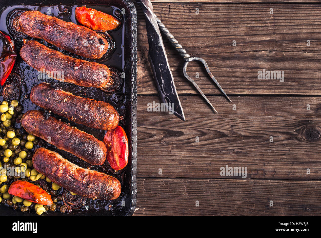 Des saucisses sur pan service Vue d'en haut Banque D'Images