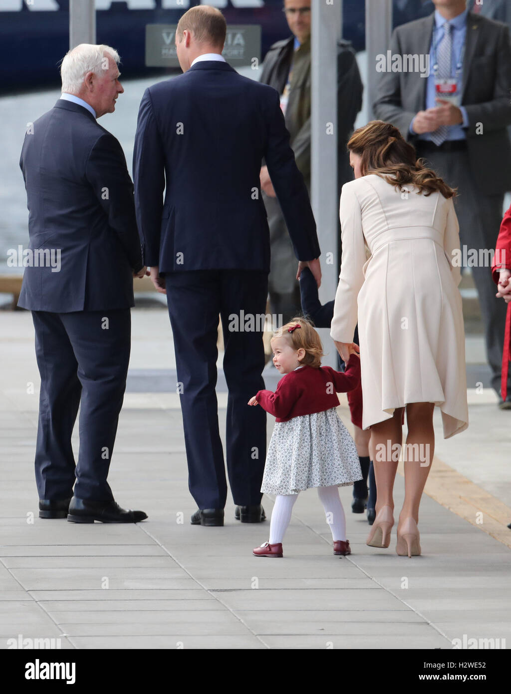 Le duc et la duchesse de Cambridge, Prince George et la Princesse Charlotte assister à une cérémonie pour marquer leur départ à Victoria Harbour hydroaérodrome à Victoria au cours de la tournée royale du Canada. Banque D'Images