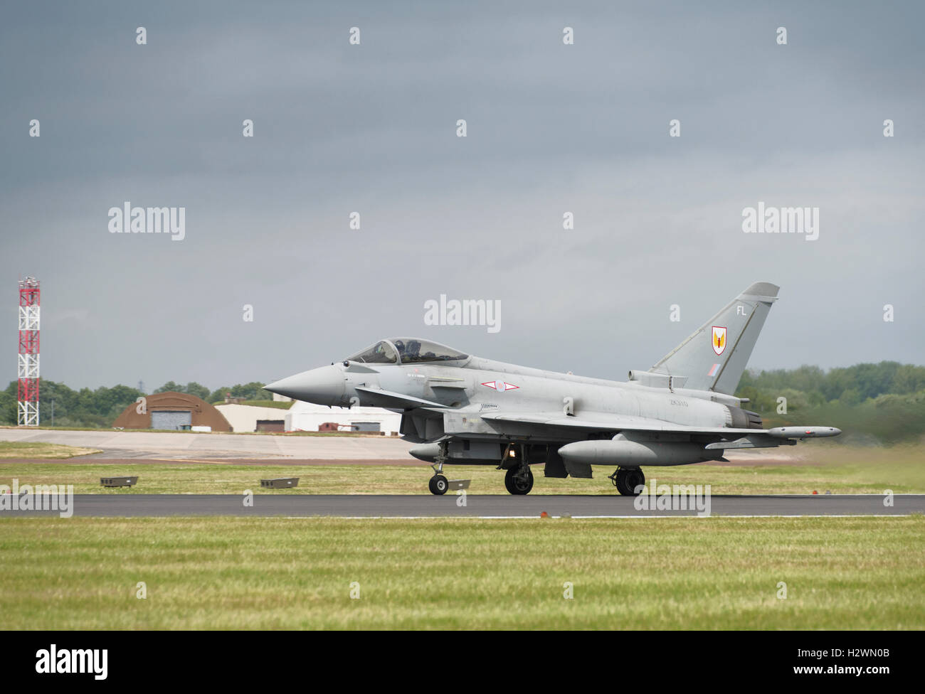 British Royal Air Force Typhoon RGF4 du 1er escadron de chasse militaires s'aligne sur la piste à écarter RAF Fairford à RIAT Banque D'Images