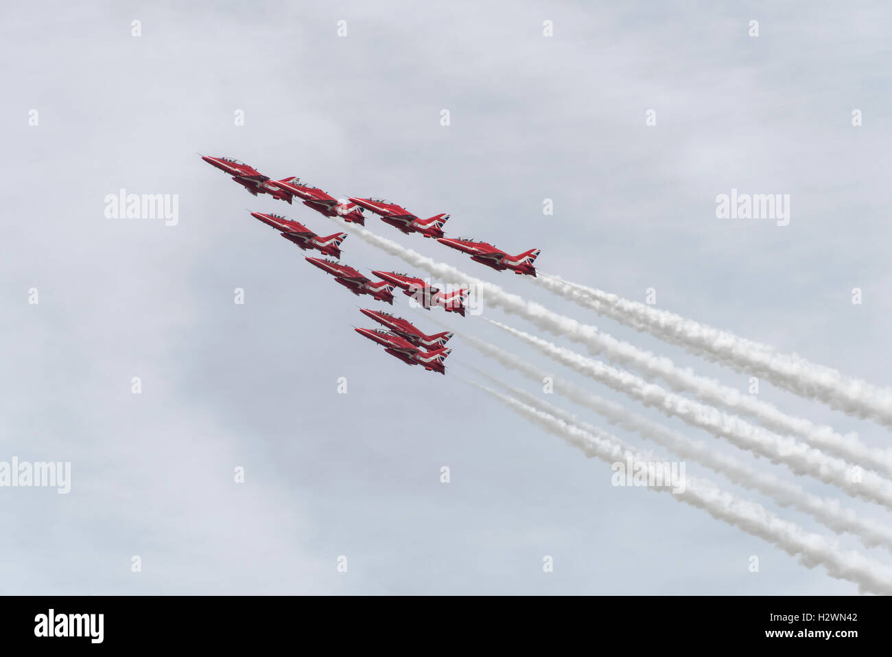 Les flèches rouges voltige militaire en formation l'équipe de remplir le ciel avec la fumée blanche lors de leur affichage à l'RIAT 2016 Banque D'Images