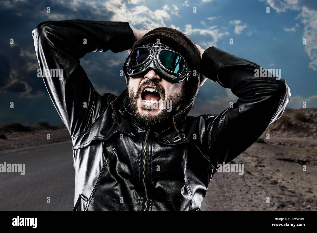 Surpris avec biker veste en cuir noire et verres anciens Banque D'Images