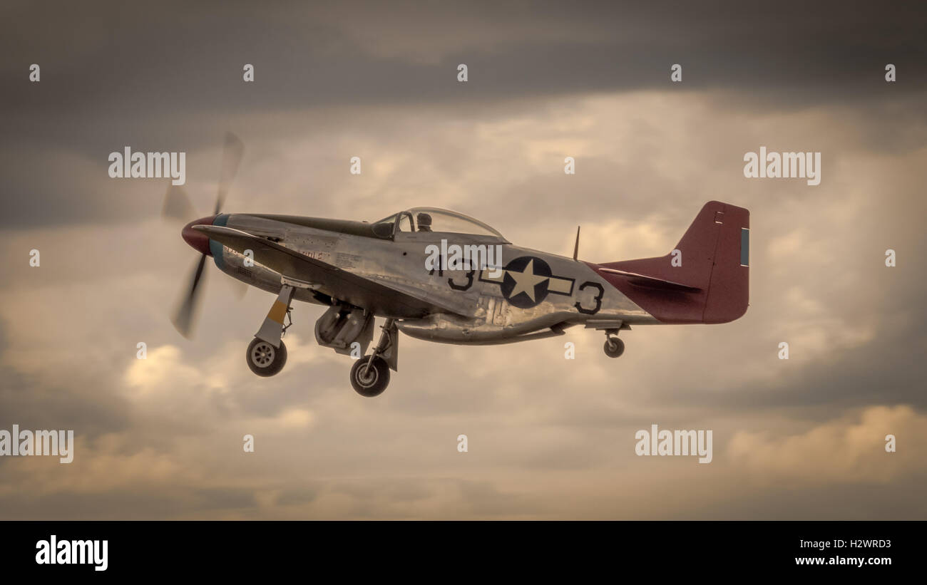 P51 Mustang en vol au crépuscule Banque D'Images