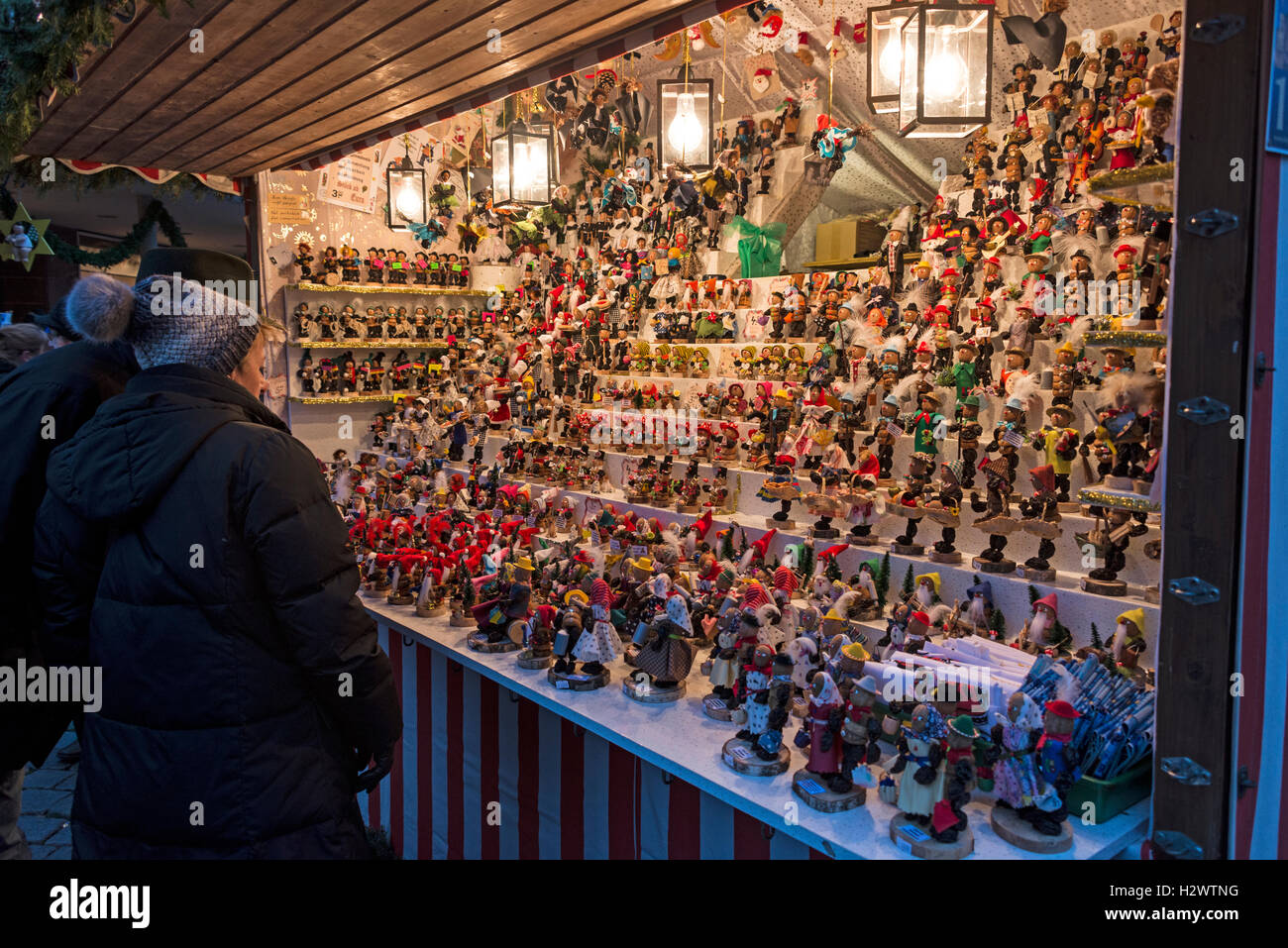 Un grand écran d'Allemand miniature jouets en bois en vente au marché de  Noël de Nuremberg en Allemagne Photo Stock - Alamy