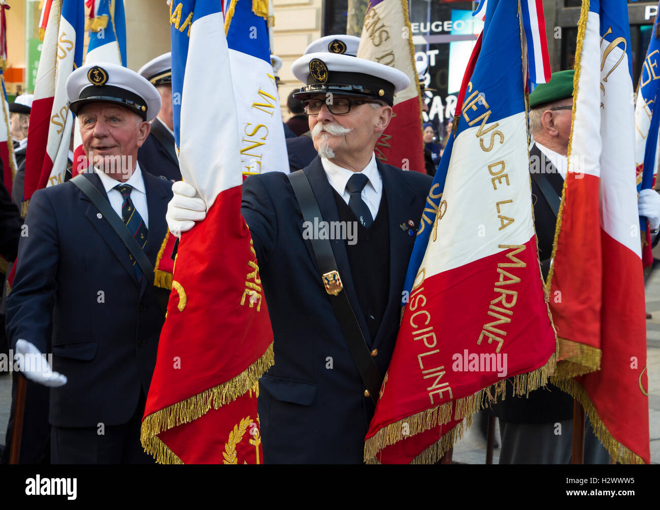 Paris ; France-March 12, 2016 : le français non identifiés participant à des anciens combattants de la Marine Parade militaire près de l'Arc de Triomphe . Banque D'Images