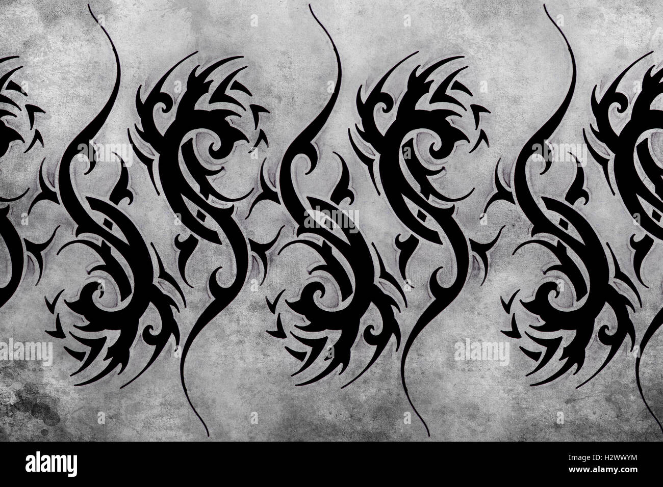 La conception du tatouage tribal sur fond gris. toile texturée. Ar Banque D'Images