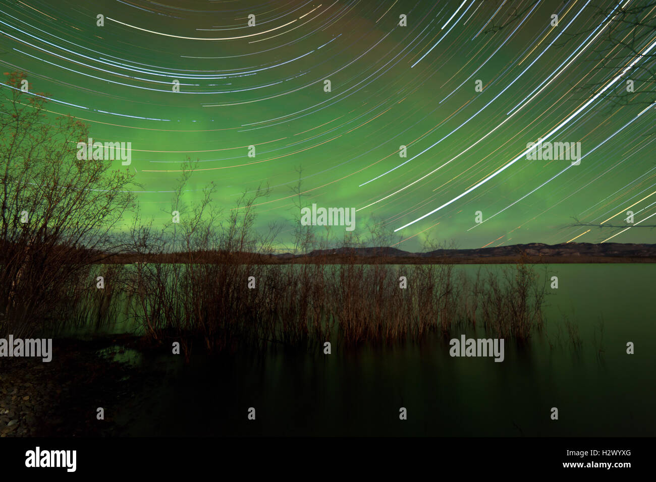Startrails Aurora Borealis afficher Lac Laberge Banque D'Images Startrails Aurora Borealis afficher Lac Laberge Banque D'Images