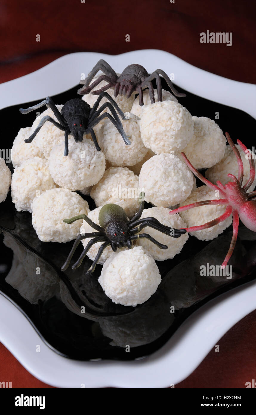 Waffle balles en flocons de noix de coco sous la forme d'oeufs d'araignées pour Halloween Banque D'Images