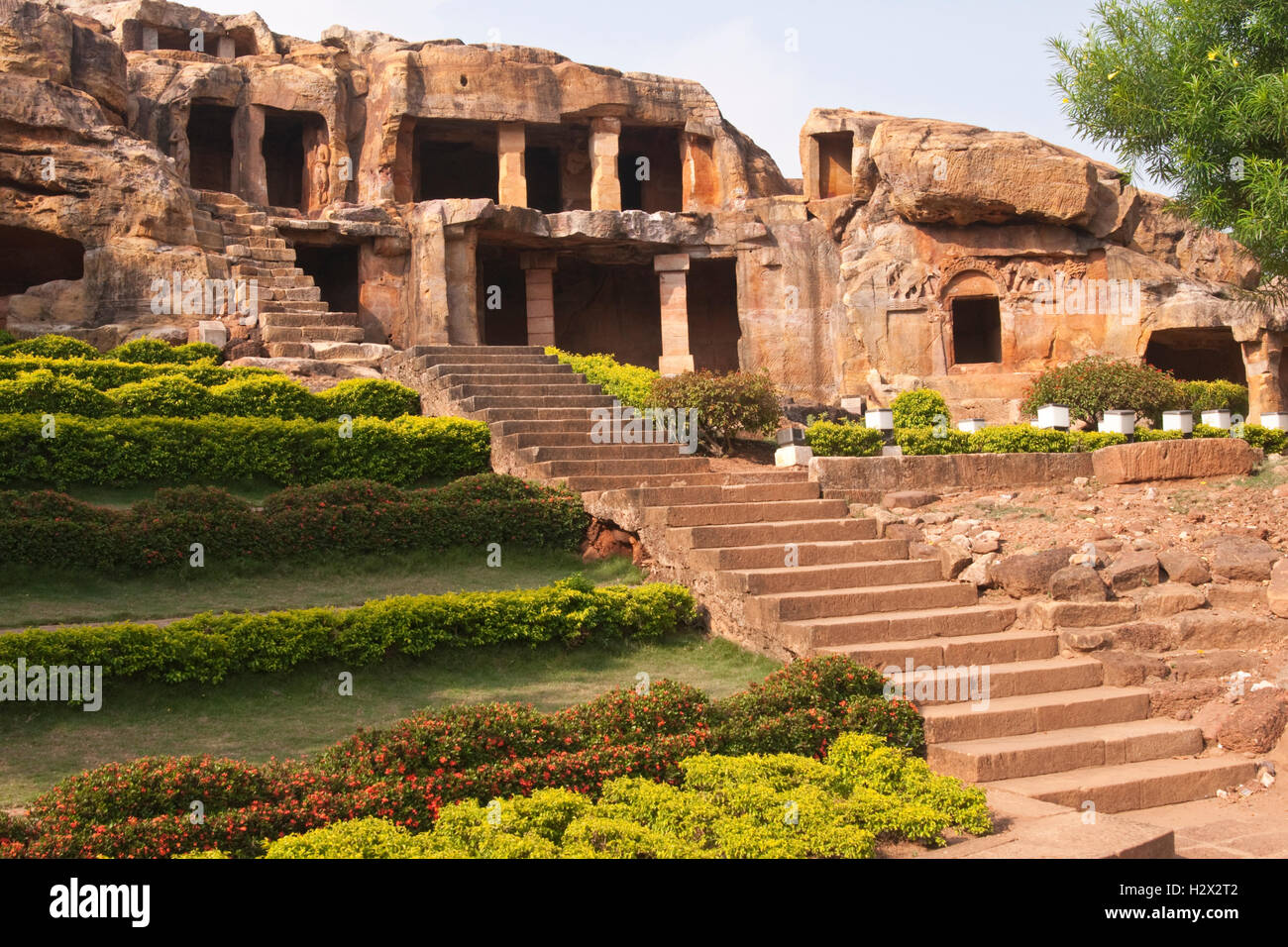 Jain temples de caverne creusée dans la roche solide de la colline de Bhubaneshwar, Orissa, Inde. Banque D'Images