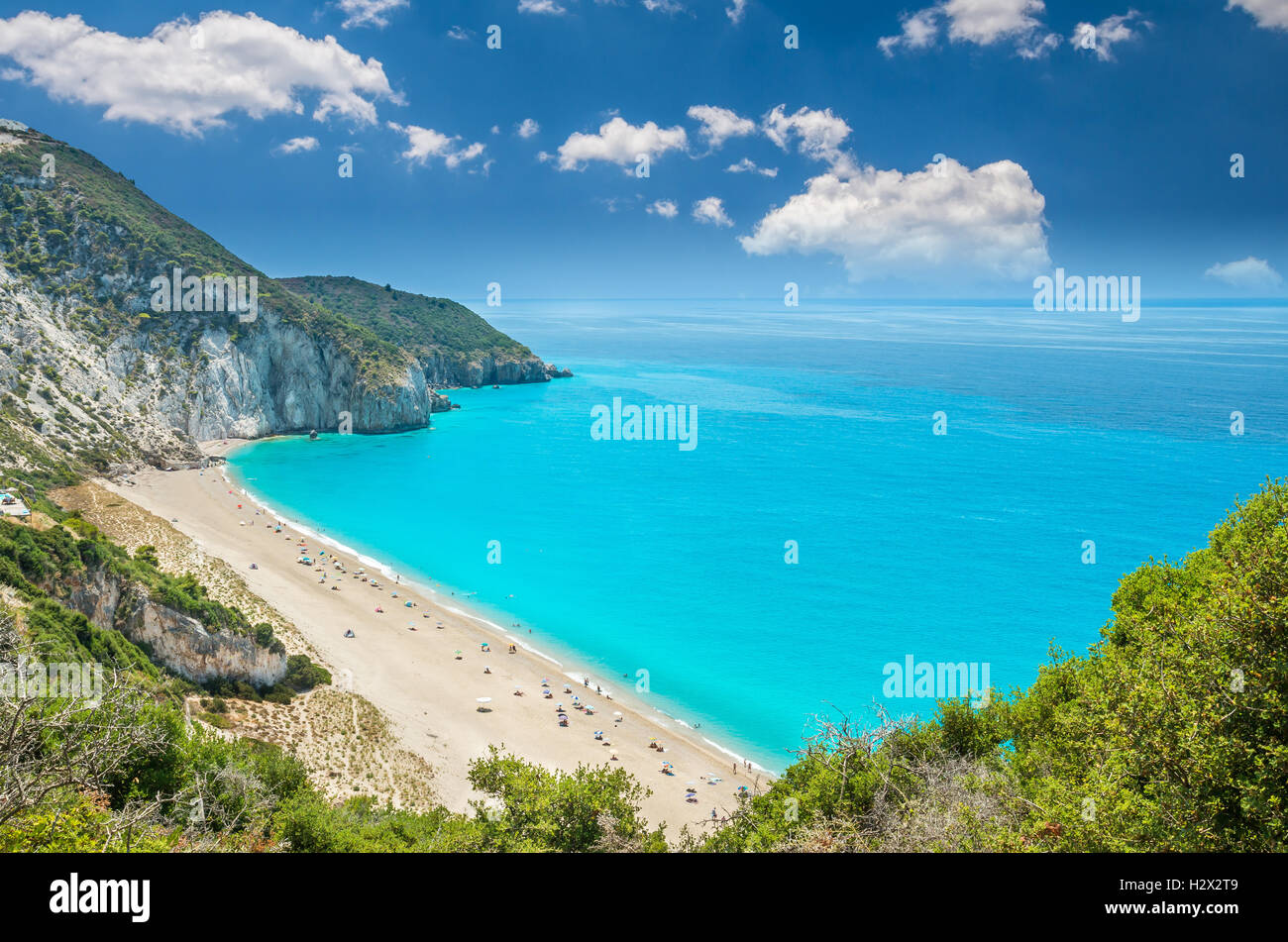 Milos Beach sur l'île de Lefkada, Grèce. La plage est à proximité de village d''Agios Nikitas. Les gens se détendre à la plage. Banque D'Images