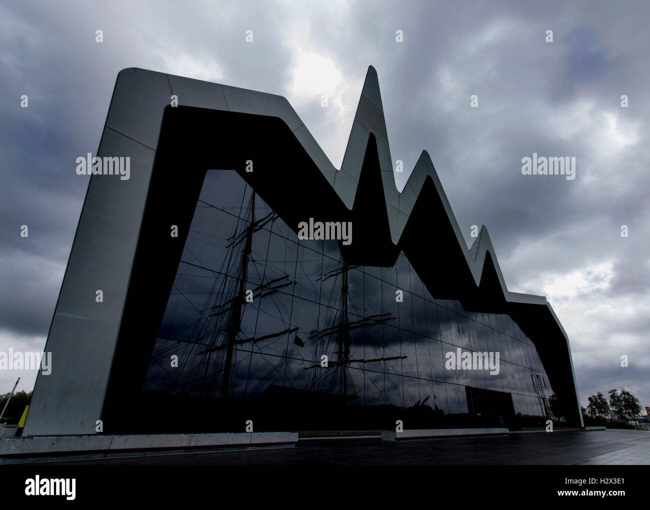 Glasgow Riverside Museum, sur la rivière Clyde sur l'apparence d'un jour de pluie, avec la réflexion du grand voilier sur la fenêtre. Banque D'Images