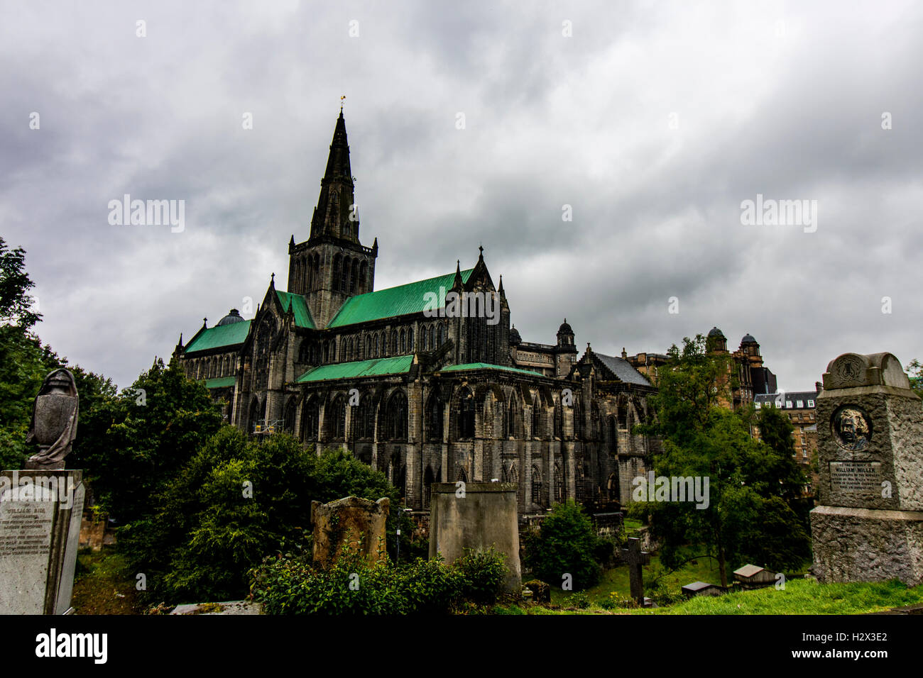 Belle la cathédrale de Glasgow, photographié à partir de la Nécropole cimetière un jour de pluie avec Moody de nuages de pluie. Banque D'Images