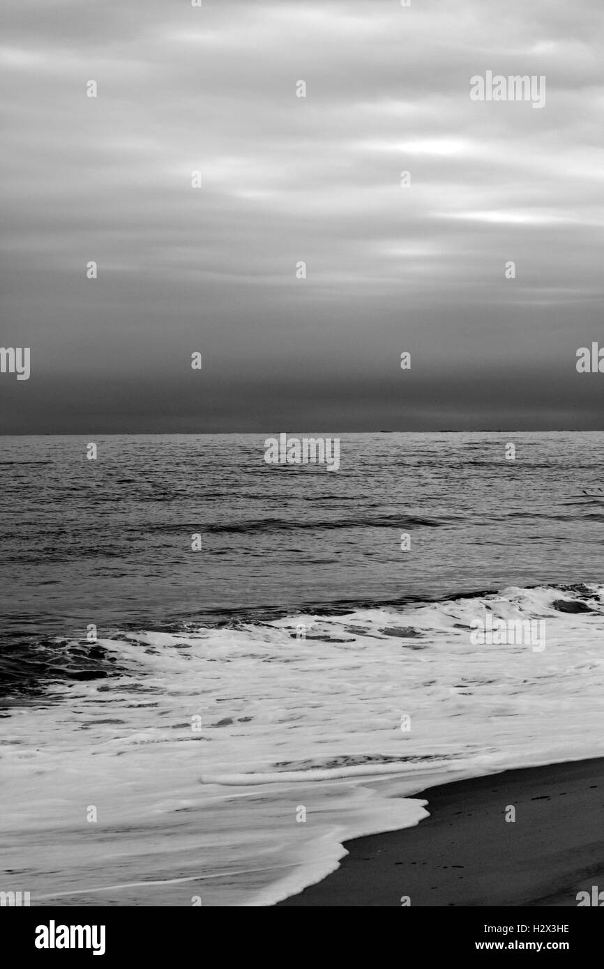 La plage à Cape May, New Jersey, USA par mauvais temps et en noir et blanc Banque D'Images