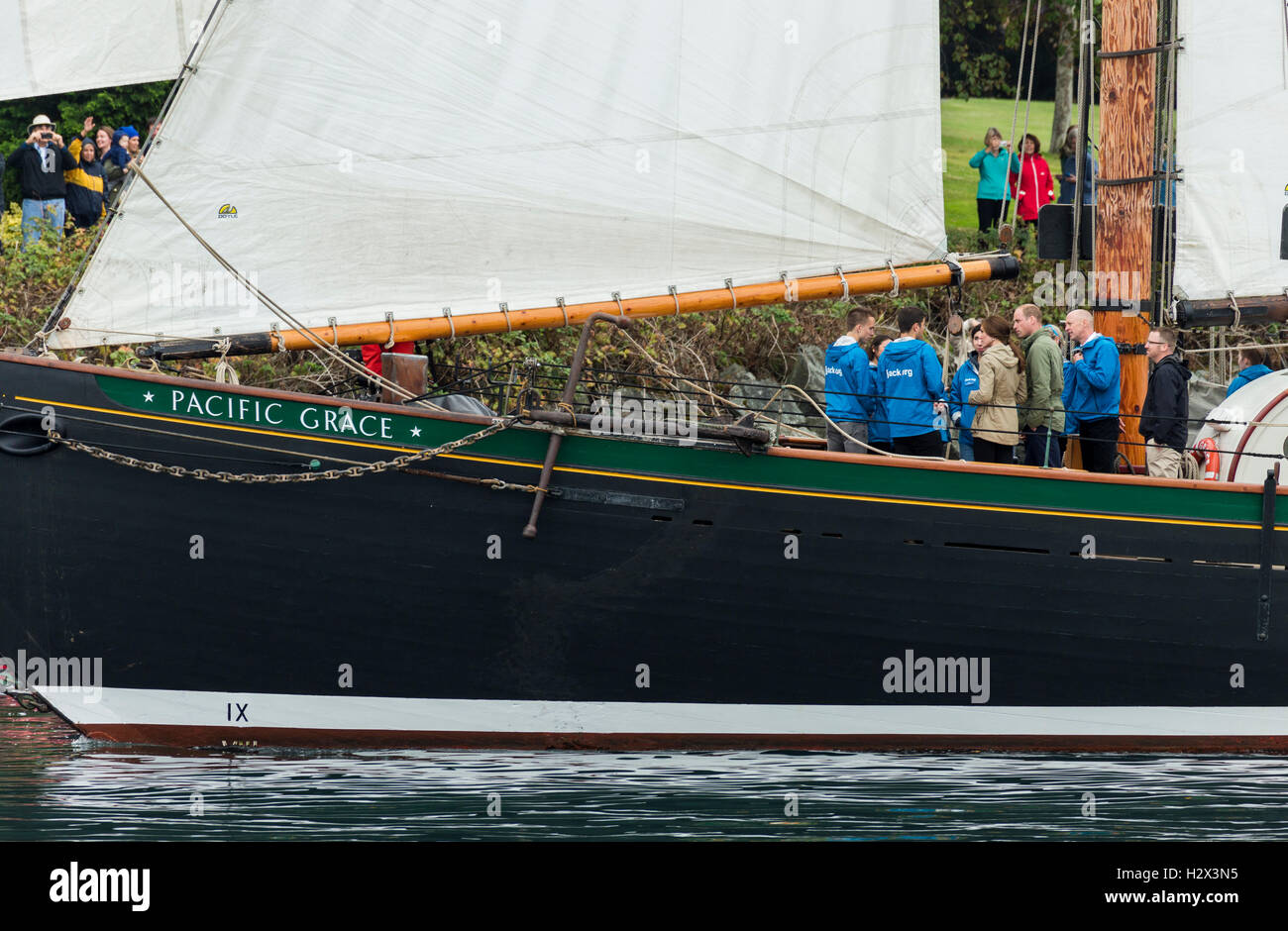 Tall Ship Pacific Grace portant le Prince William et la Princesse Kate dans Harbor-Victoria intérieure, en Colombie-Britannique, Canada. Banque D'Images