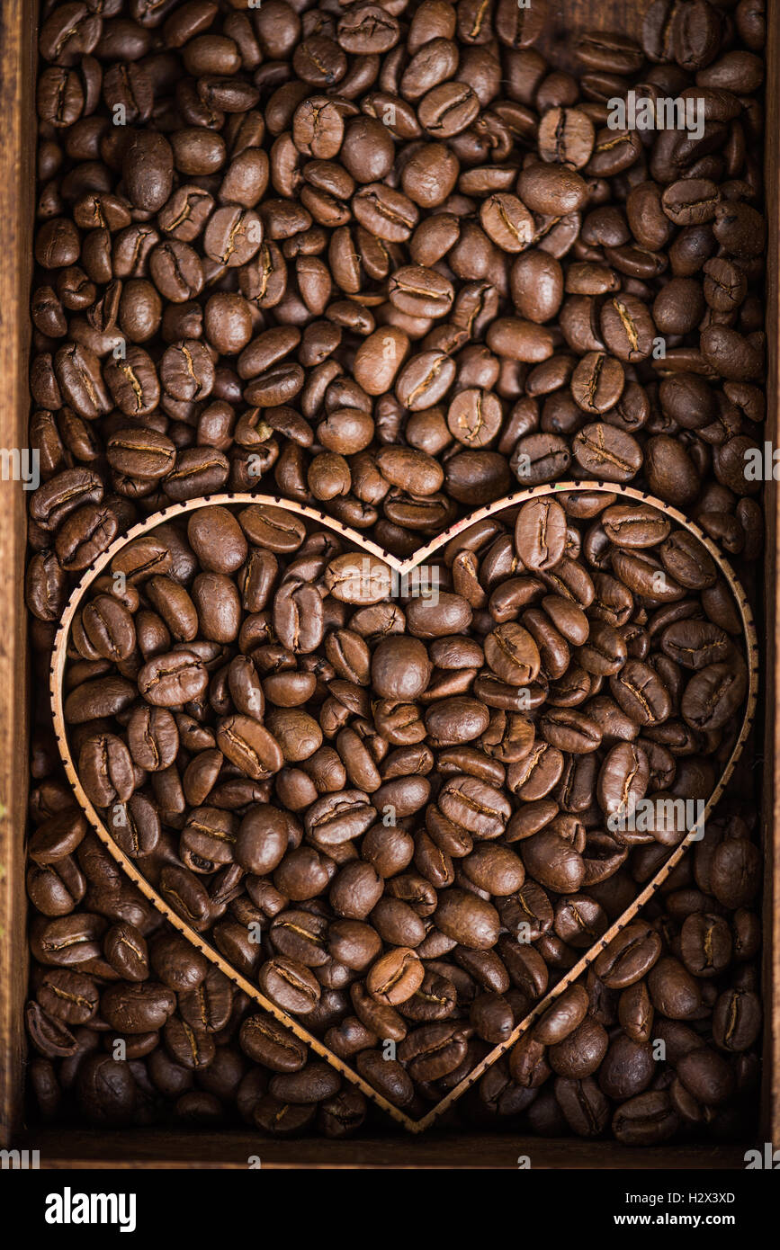 Le symbole en forme de coeur avec des grains de café aromatiques Banque D'Images