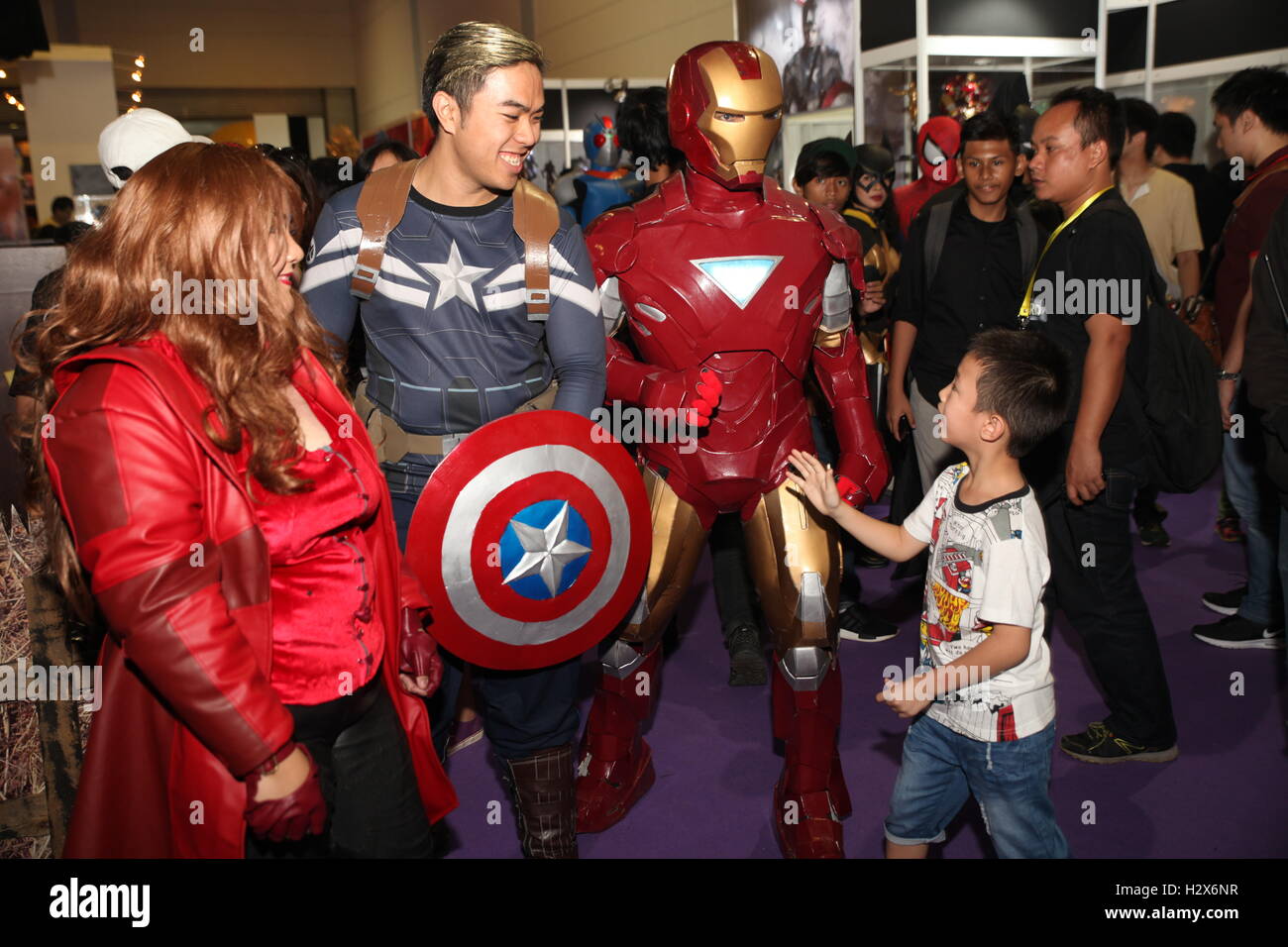 Jakarta, Indonésie. 06Th Oct, 2016. Un enfant a voulu prendre quelques photo avec le cosplayer © Gusti Aldi/Pacific Press/Alamy Live News Banque D'Images