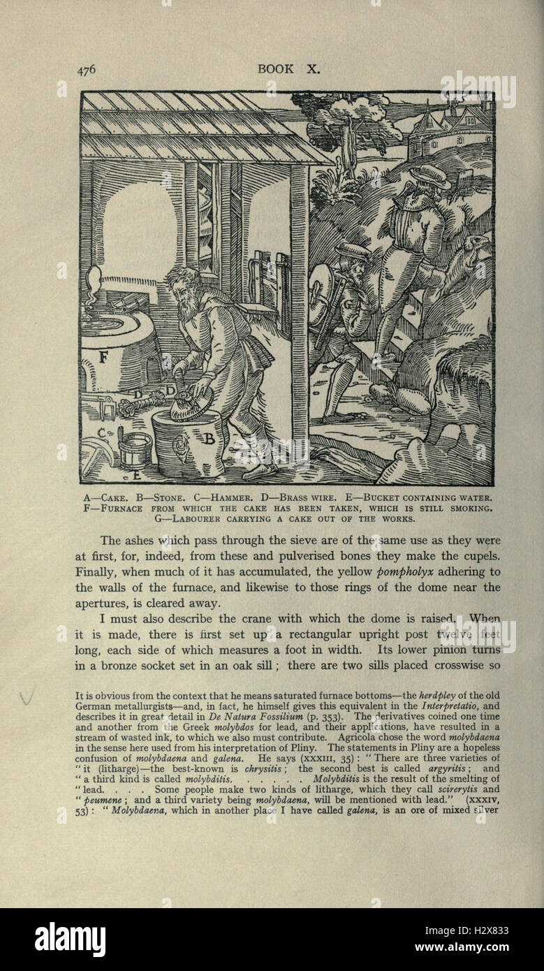 Cette traduction des travaux de Georgius Agricola, publiés pour la première fois en 1556, décrit le développement des méthodes minières et des procédés métallurgiques, offrant une perspective historique sur l'extraction minérale et la production de métaux. Banque D'Images