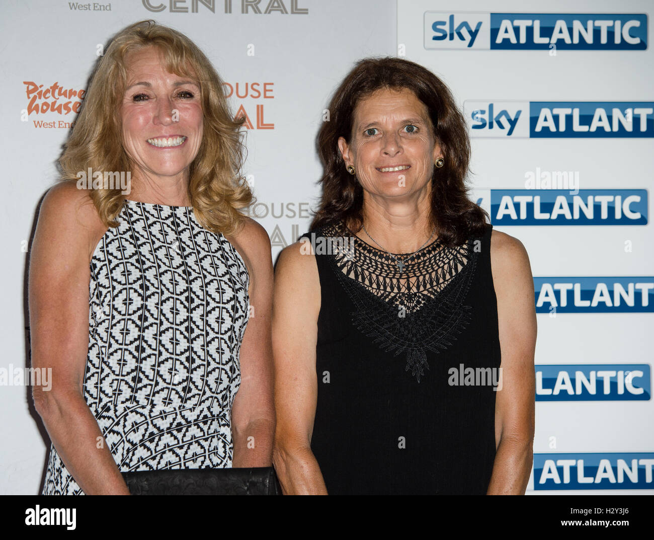 Les coureurs olympiques Zola Budd et Mary Decker assister à un photocall à Picturehouse Cinema Central London en avant de la première de l'automne qui est diffusé sur Sky Atlantic le vendredi 29 juillet à 21h00. Avec : Mary Decker, Zola Budd Où : London, Royaume-Uni Wh Banque D'Images