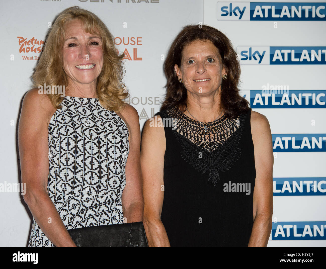 Les coureurs olympiques Zola Budd et Mary Decker assister à un photocall à Picturehouse Cinema Central London en avant de la première de l'automne qui est diffusé sur Sky Atlantic le vendredi 29 juillet à 21h00. Avec : Mary Decker, Zola Budd Où : London, Royaume-Uni Wh Banque D'Images