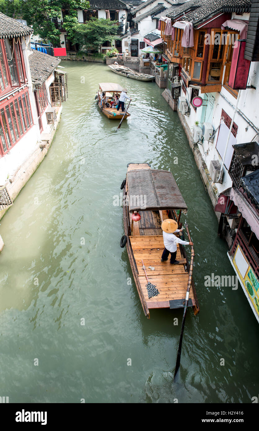Des bateaux de tourisme traditionnel de la Chine sur les canaux de l'eau Shanghai Zhujiajiao Town à Shanghai, Chine Banque D'Images