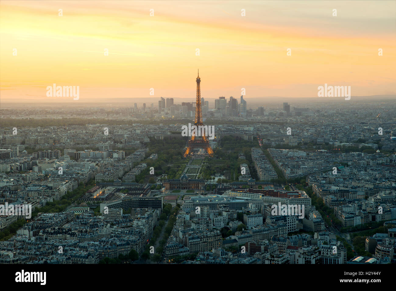 Belle vue sur la Tour Eiffel, au crépuscule, Paris, France. Paris est le plus visité dans le monument payé Banque D'Images