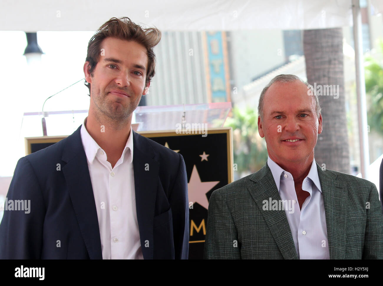 Michael Keaton honoré avec étoile sur le Hollywood Walk of Fame avec : Sean Douglas, Michael Keaton Où : Hollywood, California, United States Quand : 28 juillet 2016 Banque D'Images