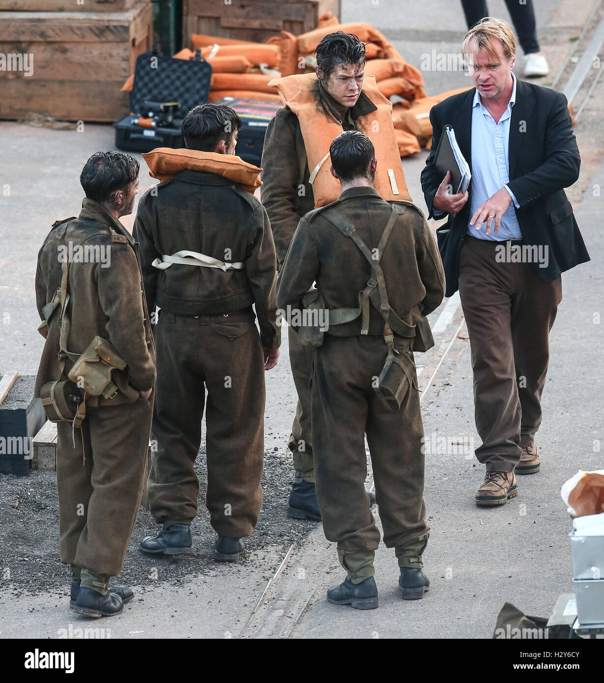 Christopher Nolan continue de filmer le film "unkirk' dans le port de Weymouth. Avec : Christopher Nolan, Harry Styles, Aneurin Barnard Où : Weymouth, Royaume-Uni 28 Juillet 2016 Quand : Banque D'Images