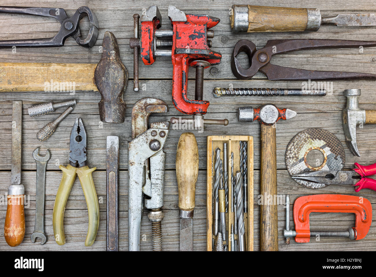 Vieux outils à main, y compris les colliers, marteau, tournevis, clés et pinces sur les planches de bois gris, fond plat Banque D'Images