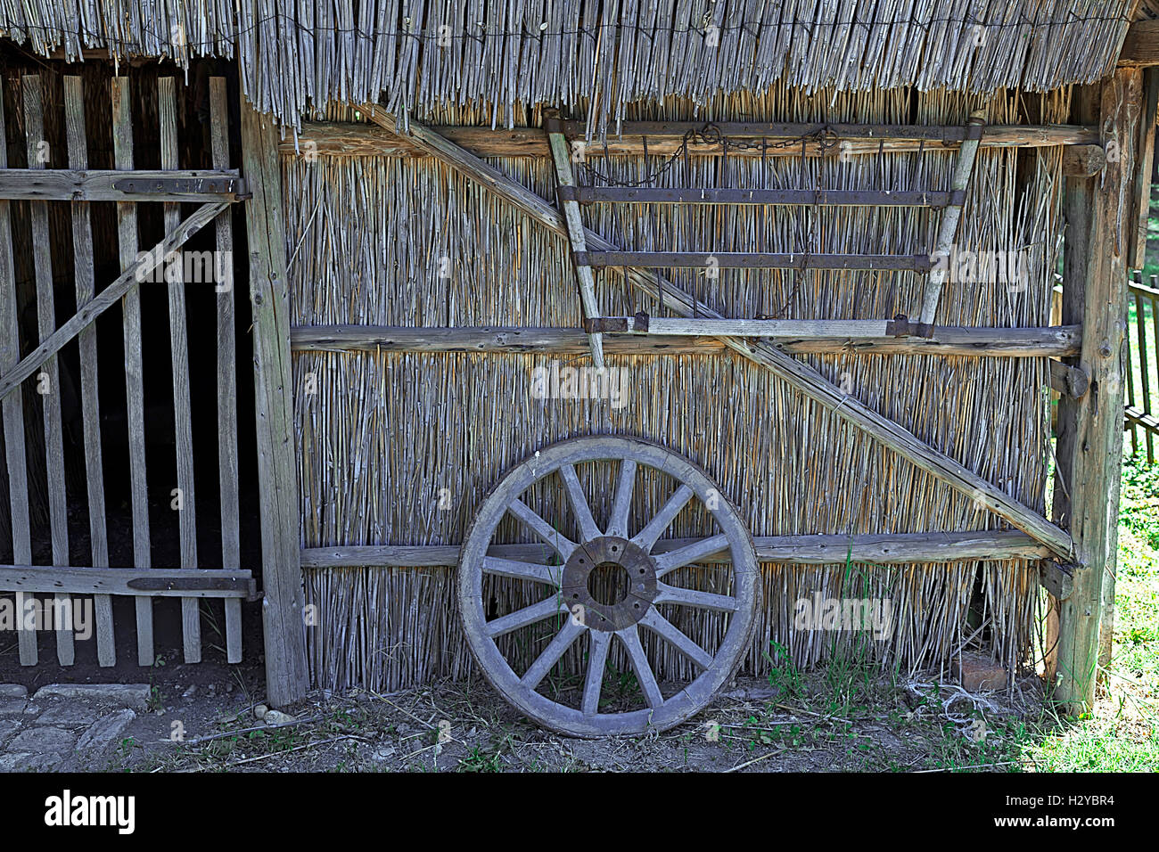 Annexe avec des ustensiles de ménage dans une maison ancienne de République tchèque l'appartenance ethnique dans le Banat roumain. Banque D'Images