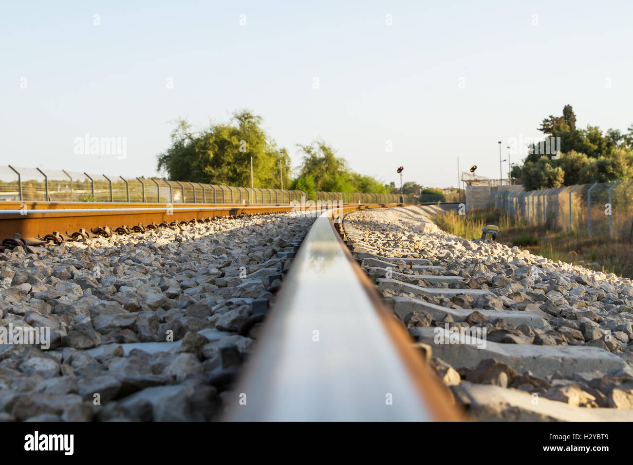 L'ancre de fer , les joints de rail , Rail , pierre concassée . Banque D'Images