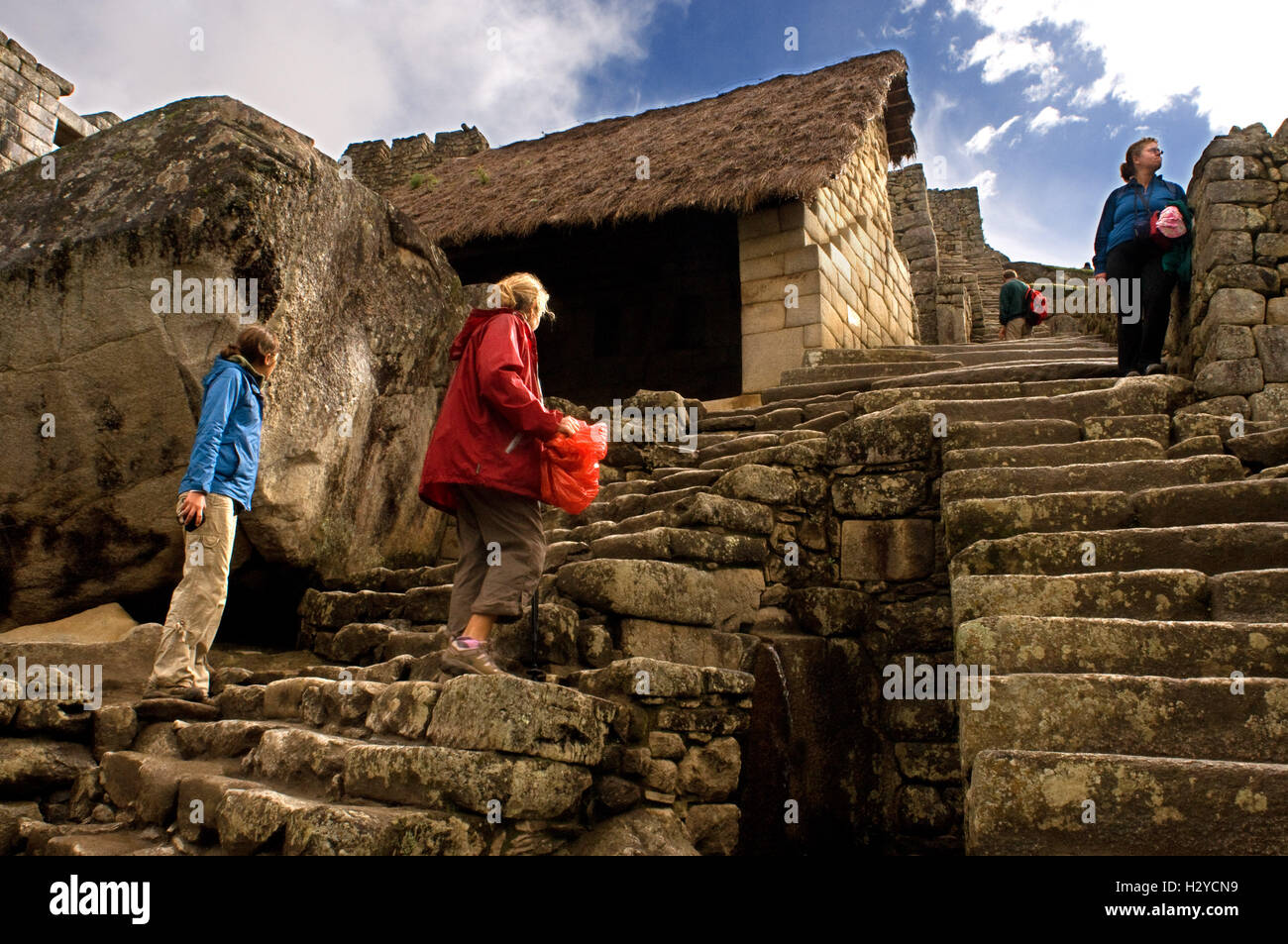Les touristes à l'intérieur du complexe archéologique de Machu Picchu. Machu Picchu est une ville d'altitude dans les montagnes des Andes dans modern Banque D'Images