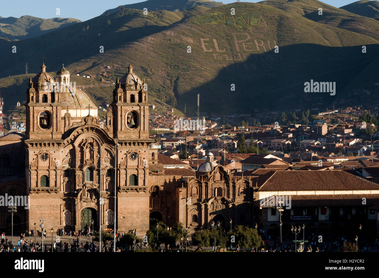 La Cathédrale de Cuzco sur la Plaza de Armas. Cuzco. Situé dans les Andes péruviennes, Cuzco, élaboré en vertu de la règle de l'Inca Pachacutec, Banque D'Images
