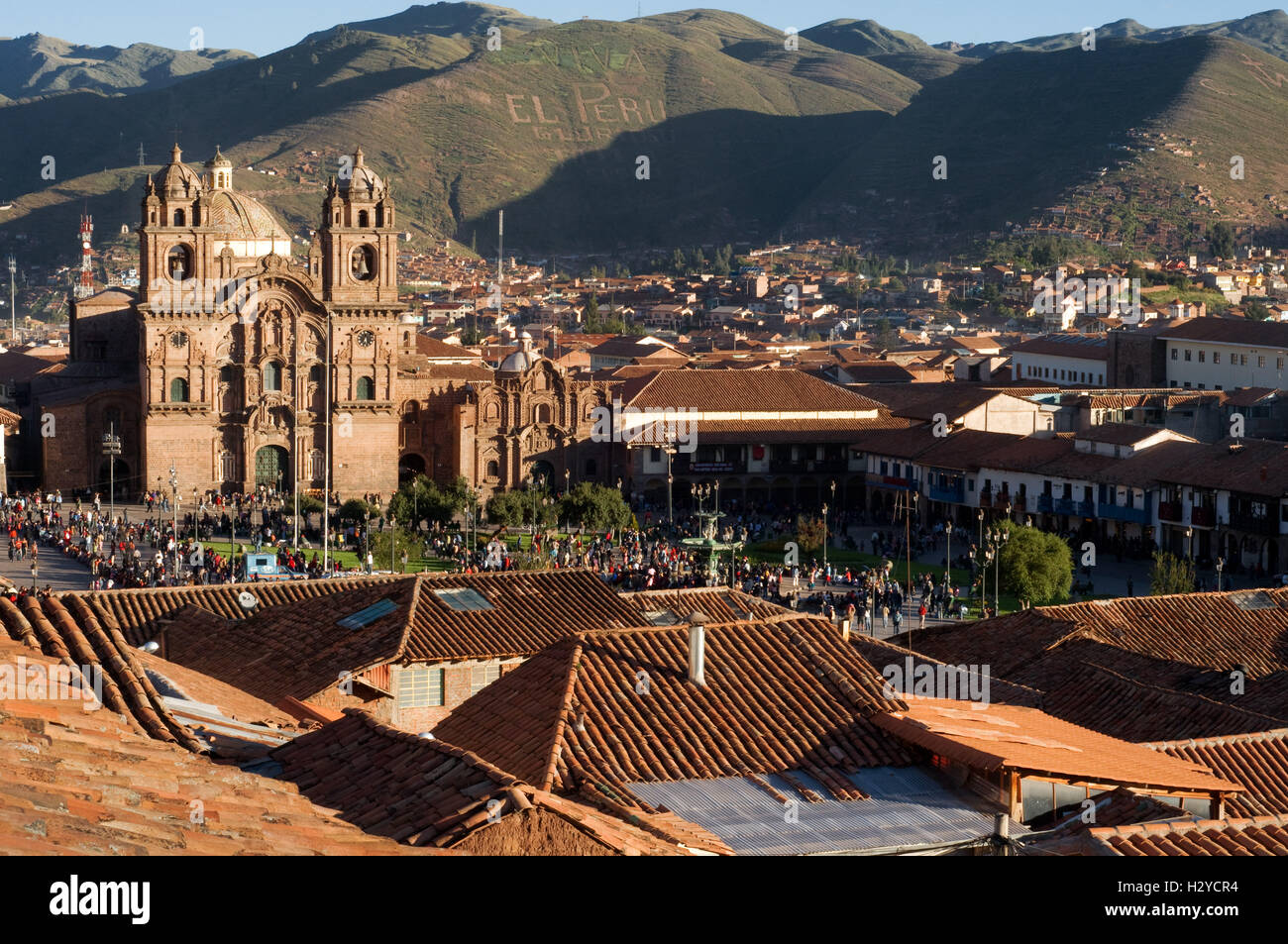 La Cathédrale de Cuzco sur la Plaza de Armas. Cuzco. Situé dans les Andes péruviennes, Cuzco, élaboré en vertu de la règle de l'Inca Pachacutec, Banque D'Images