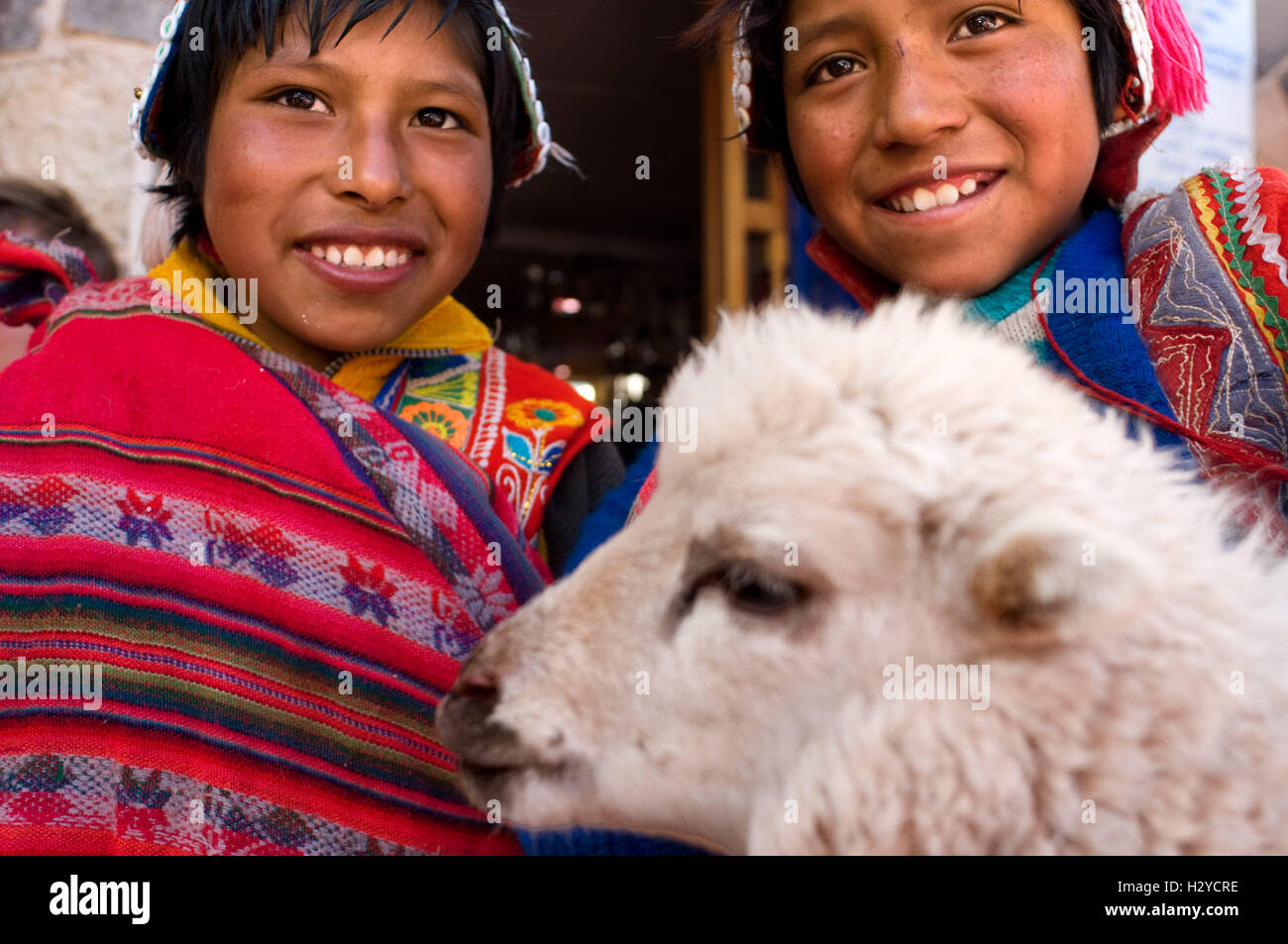 Enfants habillés en costume traditionnel de Pisac Dimanche Jour de marché. Pisac. Vallée Sacrée. Pisac Pisac, ou en quechua, est une petite Banque D'Images
