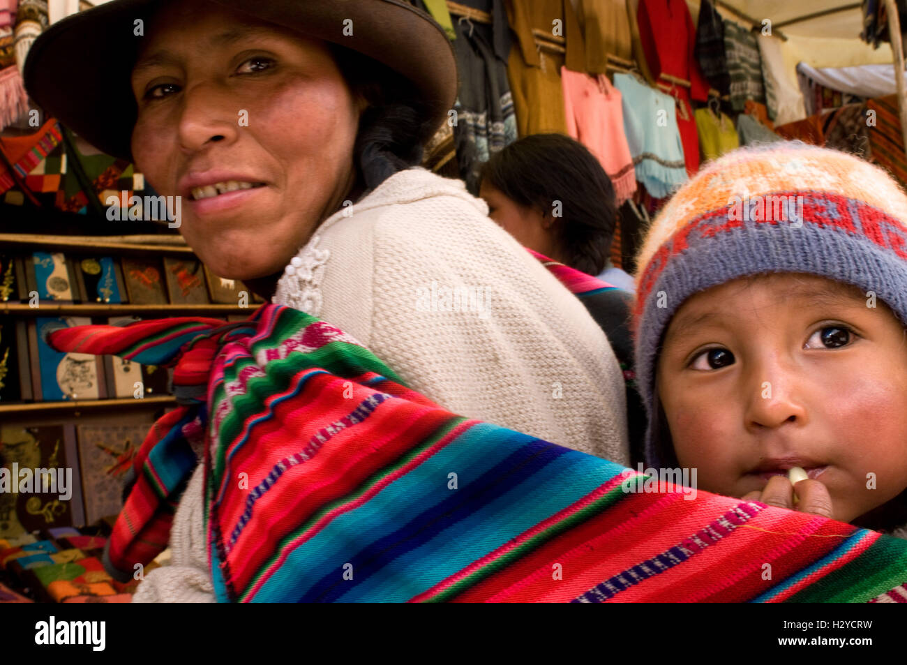 Une mère et son fils, vêtu d'un costume traditionnel de Pisac Dimanche Jour de marché. Pisac. Vallée Sacrée. Pisac, ou Pisaq dans Quech Banque D'Images